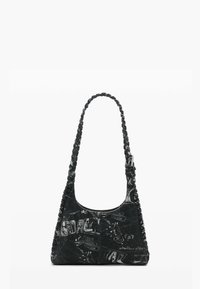 Sort stofhåndtaske med flettet strop, trekantet form og trykte grafiske detaljer. Har en rundet bund og justerbar strop.