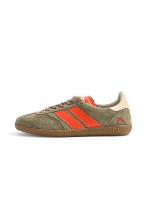 Basket en daim vert olive avec des bandes orange, semelle en gomme, talon beige et petite broderie de piment rouge près de l'arrière.