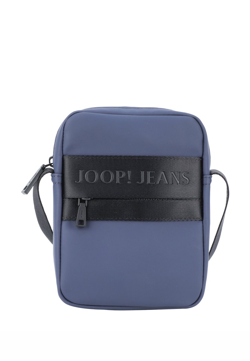 Borsa di materiale sintetico di colore blu navy, con forma rettangolare, dotata di una tracolla con logo nero, chiusura con zip superiore e tracolla regolabile.