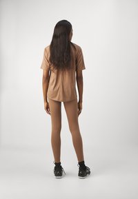 Jordan JORDAN SPORT - Leggings - archaeo brown/white