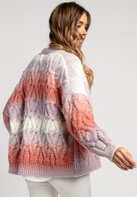 Sweter z dzianiny w gradientzie lawendy, różu i bieli; teksturowany wzór z luźnym krojem; metka na rękawie; miękka przędza.