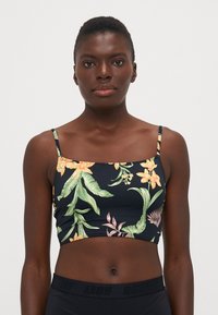 Květinový crop top s tenkými ramínky, námořnický pozadí, s zelenými listy a oranžovými květy, hladká textura a zkrácený silueta.