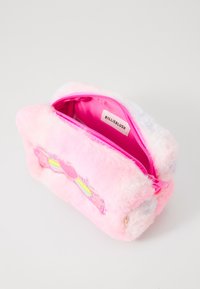 Rózsaszín szőrös kozmetikai táska színes csillagmintával, cipzáros záródással és élénk rózsaszín belső térrel, amelyen a "BILLIEBLUSH" felirat található.