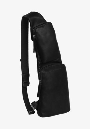 Bolso bandolera de cuero negro con textura suave, que cuenta con dos compartimentos con cremallera, una correa de hombro acolchada y un diseño elegante y angulado.