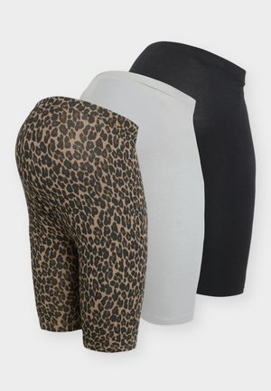 Drie paar dames mid-length aansluitende shorts in luipaardprint, lichtgrijs en zwart, terzijde naast elkaar op een effen achtergrond.