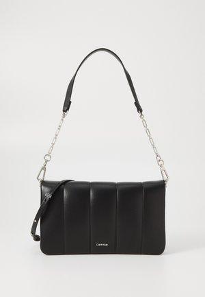 Fekete bőrtáska steppelt mintával, ezüst lánccal és állítható pánttal, letisztult téglalap alakú formával és logó részlettel.