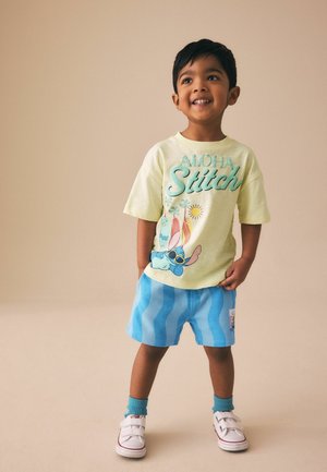 Next, REGULAR FIT - LILO & STITCH T-SHIRT AND SHORTS SET . - Shorts - yellow