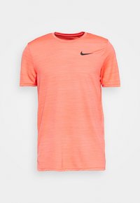 Camiseta de manga corta para hombre hecha de un tejido suave y transpirable en un vibrante color coral con un sutil patrón a rayas y un acento de logo negro.