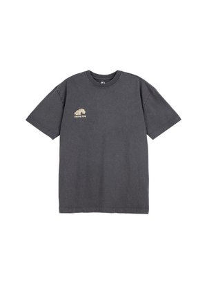 Szary t-shirt z krótkim rękawem z małą beżową grafiką fali i napisem "COASTAL FLOW" po lewej stronie na piersi.