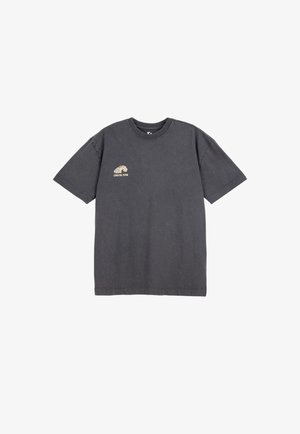 Szary t-shirt z krótkim rękawem z małą beżową grafiką fali i napisem "COASTAL FLOW" po lewej stronie na piersi.