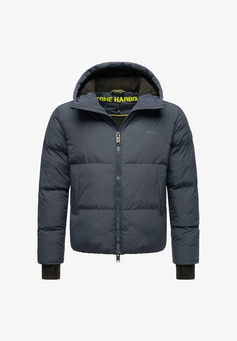 Tamsiai mėlynas pūkinis švarkas su užtrauktuku ir gobtuvu. Yra siuvinėti skyriai, elastingi rankogaliai ir kontrastinga vidinė pamušalo dalis su logotipu.