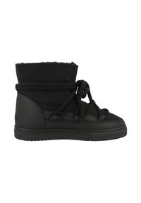 Bota negra con un eje suave y texturizado. Presenta cordones gruesos de cuerda, una suela de goma plana y un acento de cuero suave en los lados.