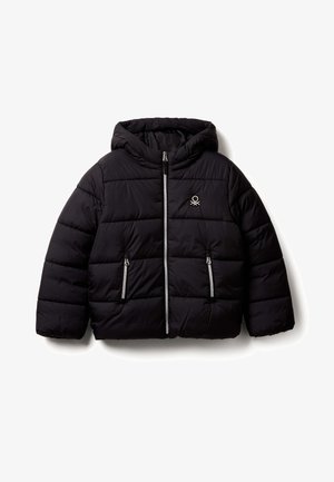 Schwarze Puffjacke mit Kapuze, ausgestattet mit einem steppartigen Design, durchgehendem Reißverschluss und zwei Vorderaschen mit Reißverschluss.