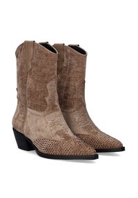 Botas de vaquero sintéticas marrones con acabado texturizado, puntera afilada, caña curvada y adornos de tachuelas en la parte inferior. Tacón negro.