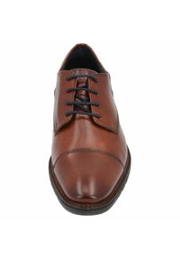 Scarpa da uomo in pelle marrone con finitura liscia, punta rotonda, design con lacci e stringhe blu scuro a contrasto. Accenti di cucitura sottili.