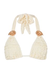 Crèmekleurige kanten bikinitop met driehoekige cups, getextureerde ruches en gouden schelpvormige hardware aan de zijkanten. Verstelbare halsbandjes.