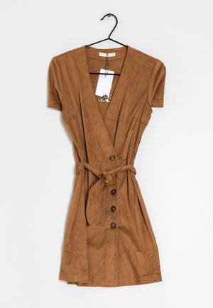 Robe marron à manches courtes avec boutons sur le devant, col en V et ceinture nouée à la taille, suspendue sur un cintre noir sur fond blanc.