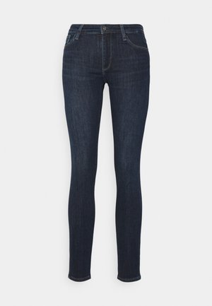 Tummansiniset, slim-fit-farkut, joissa on edessä napitus, vyölenkit ja klassinen viiden taskun malli valkoisella taustalla.