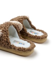 Pantofole aperte in morbido tessuto marrone con rivestimento in pile crema e sottopiede imbottito, con marchio GIOSEPPO su suola in gomma beige.