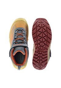 Hochformatiger Outdoor-Schuh mit grauem Obermaterial und Akzenten in Orange und Gelb, strukturiertem Oberflächen und einer rot gemusterten Gummisohle.
