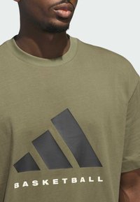 adidas Performance TEE - T-shirts print - olive strata