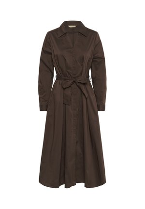 Robe chemise en coton marron avec un col, des manches longues et une taille ceinturée, dotée d'un devant à boutons et d'une jupe fluide longue jusqu'aux chevilles.