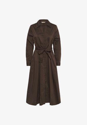 Bruine katoenen jurk met een kraag, lange mouwen en een tailleband, met een knoopsluiting aan de voorkant en een vloeiende rok tot aan de enkels.