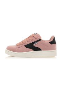 Roze suède sneakers met zwarte accenten en dikke veters. Bevatten een witte rubberen zool en een klein merklabel aan de zijkant. Zijprofielweergave.