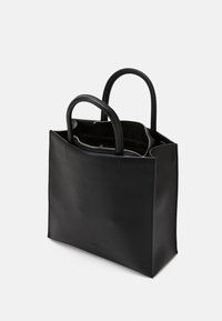 Svart läder tote-väska med två rundade handtag, öppen topp och en zippered inre fack. Slät yta och minimalistisk design.
