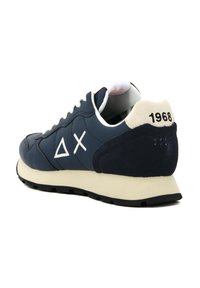 Sneaker blu navy con materiali in pelle e camoscio, dettagli bianchi, colletto imbottito e suola beige. Presenta la dicitura '1968' sul tallone.