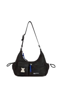 Svarthåndveske i skinn med buet form, utstyrt med to foranlommer, sølvfargede detaljer og en blå aksent på stroppen.