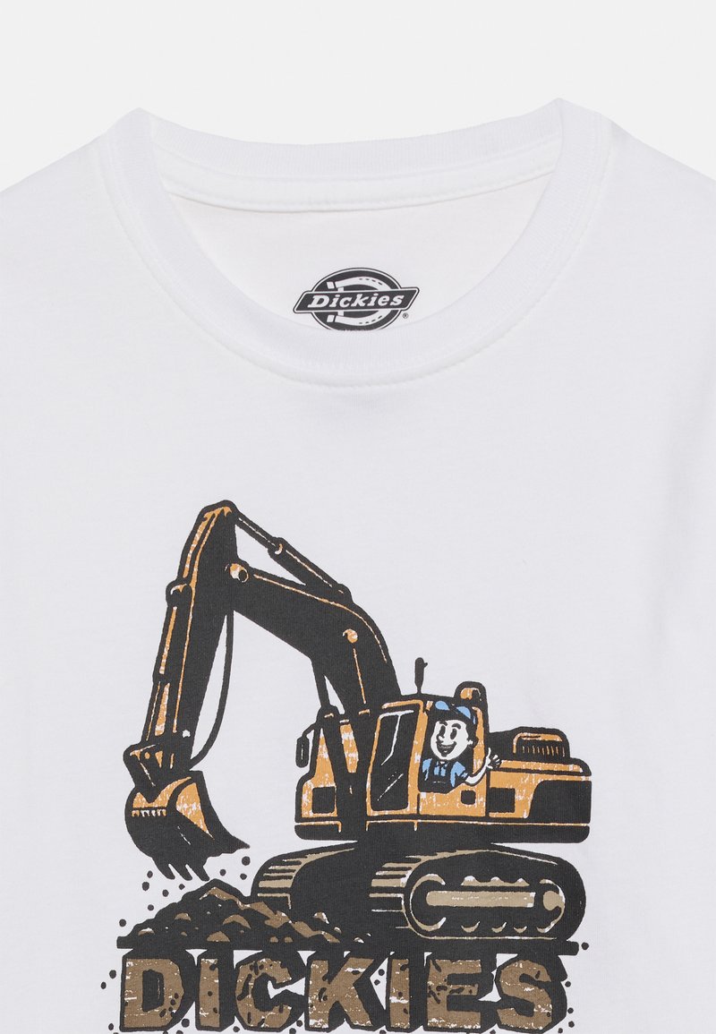 Wit T-shirt met een cartoon van een graafmachine en een lachende bouwvakker, aarde die uit de bak valt, en de tekst "DICKIES" eronder.