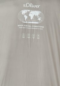 Grijze stof met een wereldkaartontwerp en witte tekst. De tekst bevat de merknaam "s.Oliver" en productkenmerken in grafische icoontjes.