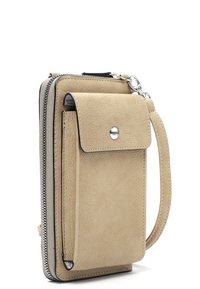 Beige ādas maciņš ar rāvējslēdzēju, priekšējo pogu kabatu, roku siksnu un strukturētu apdari. Iekļauts sudraba aprīkojums un šuvju detaļas.