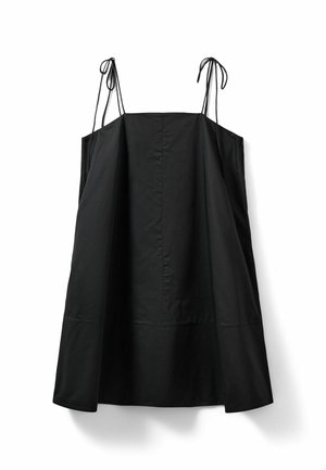 Vestido negro sin mangas en línea A con finas tiras ajustables y detalle de costura cerca del dobladillo sobre un fondo blanco.