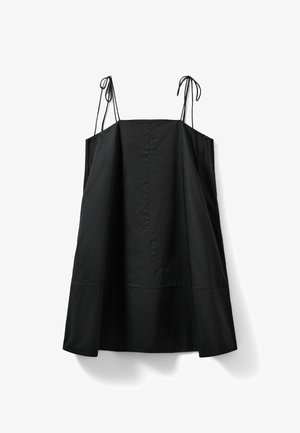 Schwarzes ärmelloses A-Linien-Kleid mit dünnen, verstellbaren Trägern und einer Nahtdetail nahe dem Saum vor weißem Hintergrund.