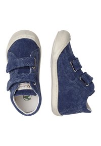 Blauwe denim sneakers met twee klittenbandsluitingen, witte rubberen zolen en een afgeronde neus. Soepele textuur met gestikte accenten.