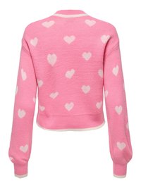 Pull rose tricoté à manches longues avec des motifs de cœurs blancs dispersés sur le tissu et une bordure blanche aux poignets et à l'ourlet.