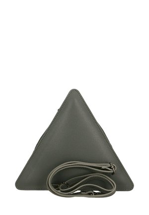 Grijze driehoekige handtas gemaakt van gestructureerd leer, met een afneembare strap en nette stiksels langs de randen.