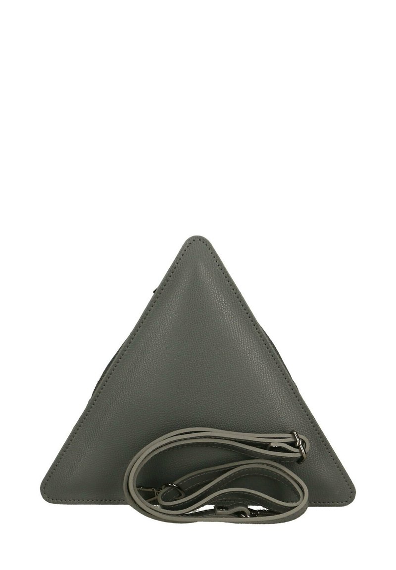 Borsa triangolare grigia realizzata in pelle texture, dotata di tracolla removibile e cuciture pulite lungo i bordi.
