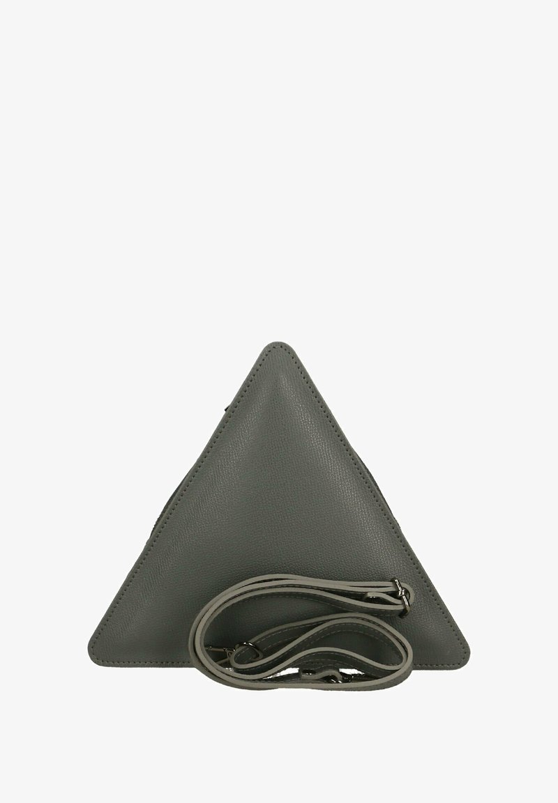 Borsa triangolare grigia realizzata in pelle texture, dotata di tracolla removibile e cuciture pulite lungo i bordi.