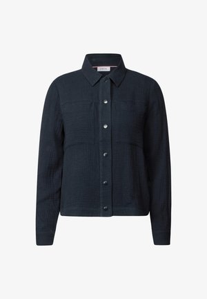 Tmavě námořnická overshirt vyrobená z texturované látky s knoflíkovým zapínáním, límečkem a dvěma náprsními kapsami. Hladké knoflíky efektivně dotvářejí design.