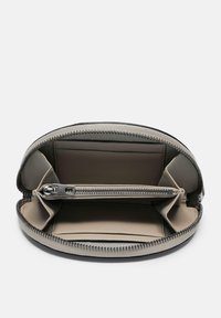 Cartera de cuero gris con cierre de cremallera, que cuenta con múltiples ranuras para tarjetas, un bolsillo con cremallera y un forro interior suave. Diseño redondeado.