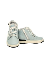 Sneaker alte di colore blu chiaro con lacci bianchi, zip laterale e suole color crema, mostrate frontalmente e di lato su uno sfondo bianco.