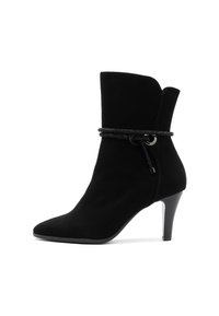 Schwarze Wildleder-Ankle Boots mit spitzer Zehenpartie, schmalem Absatz und dekorativem schwarzen Kordelzug um den Schaft mit einem silberfarbenen Metallakzent.