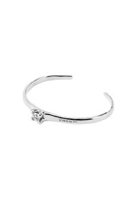 Pulsera de muñeca de plata con un diseño suave y curvado, que presenta una piedra transparente en el centro y el nombre de la marca "UNO de 50" grabado en el lado interior.