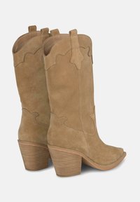 Stivali da cowboy in suede marrone con punta tonda, bordo superiore scollato e tacco impilato con strisce orizzontali.