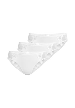 Drei weiße Bikini-Slips für Damen mit Spitzenverzierung an den Seiten, in versetztem Stapel angeordnet.