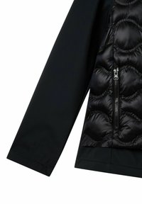 Doudoune noire avec une texture matelassée brillante sur le devant, dotée d'une poche zippée latérale, complétée par une manche noire mate.