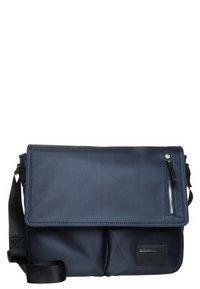 Borsa messenger in tessuto blu navy con chiusura a pattina, tasca con zip e due tasche frontali. Dotata di una tracolla regolabile e logo in rilievo.
